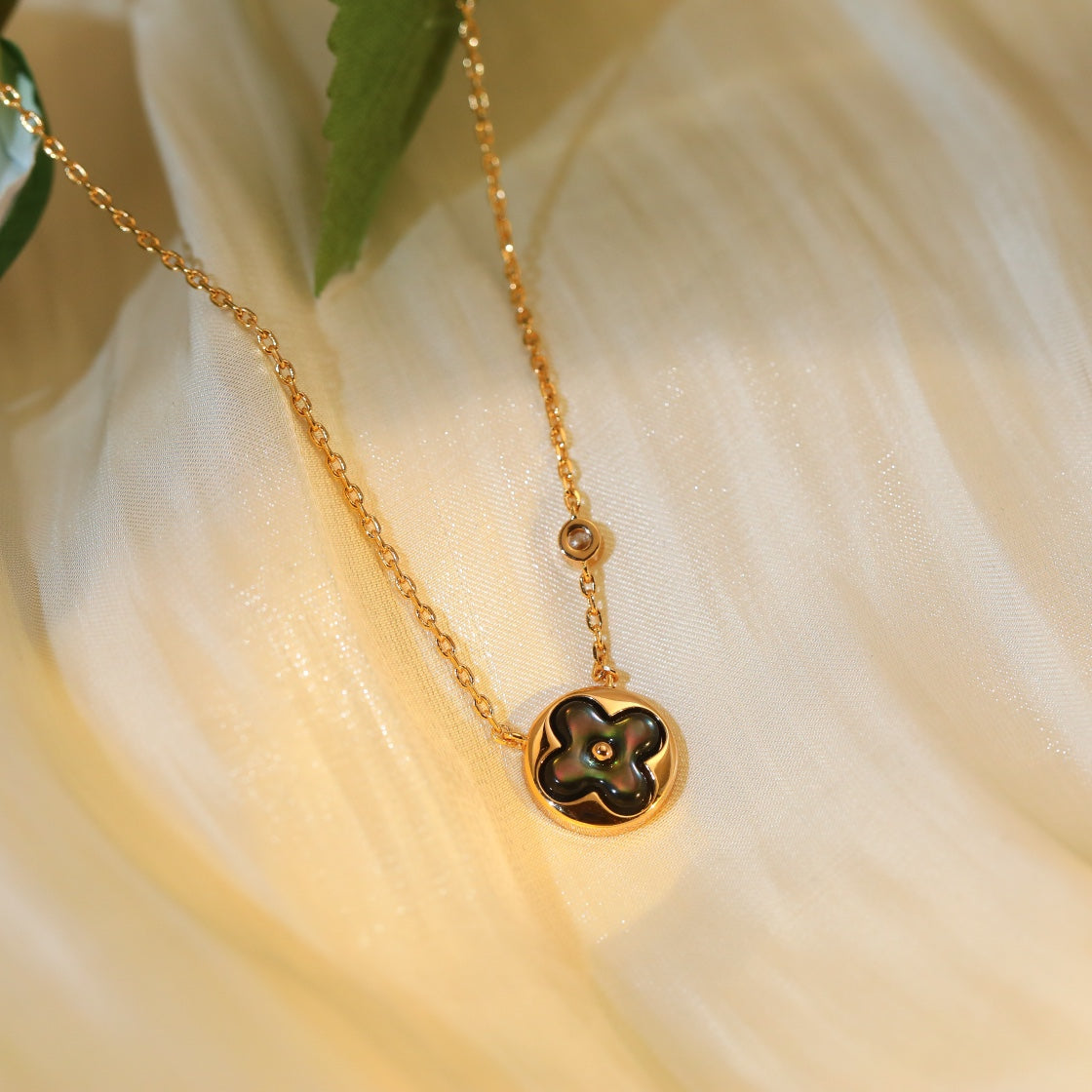 [WZQ]SUN PEDANT PINK GOLD 1 DIAMOND NECKLACE