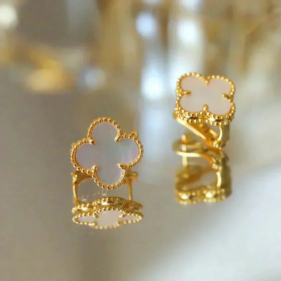 [WZQ]CLOVER MEDIUM 1 MOTIFS  WHITE MOP STUD EARRINGS