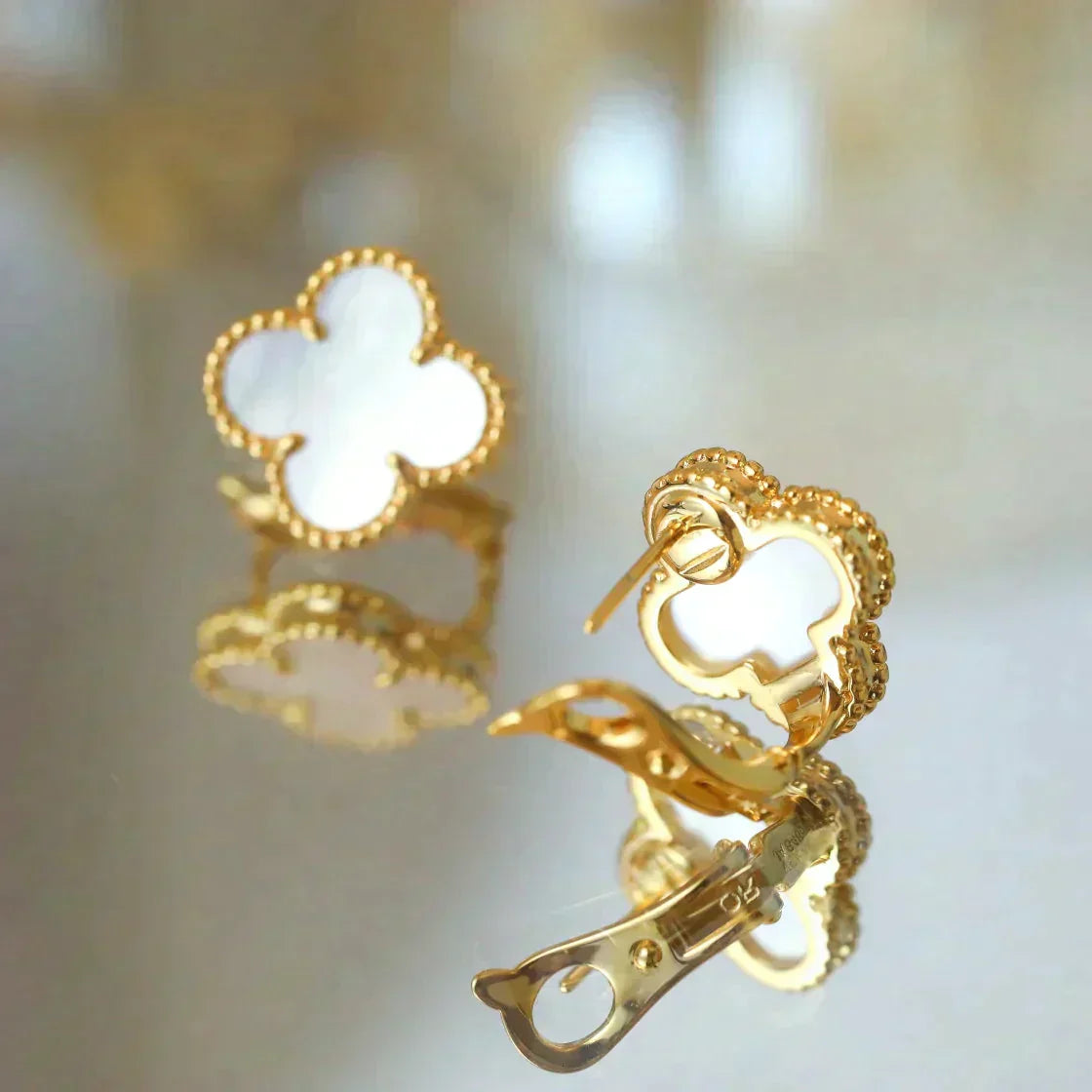 [WZQ]CLOVER MEDIUM 1 MOTIFS  WHITE MOP STUD EARRINGS