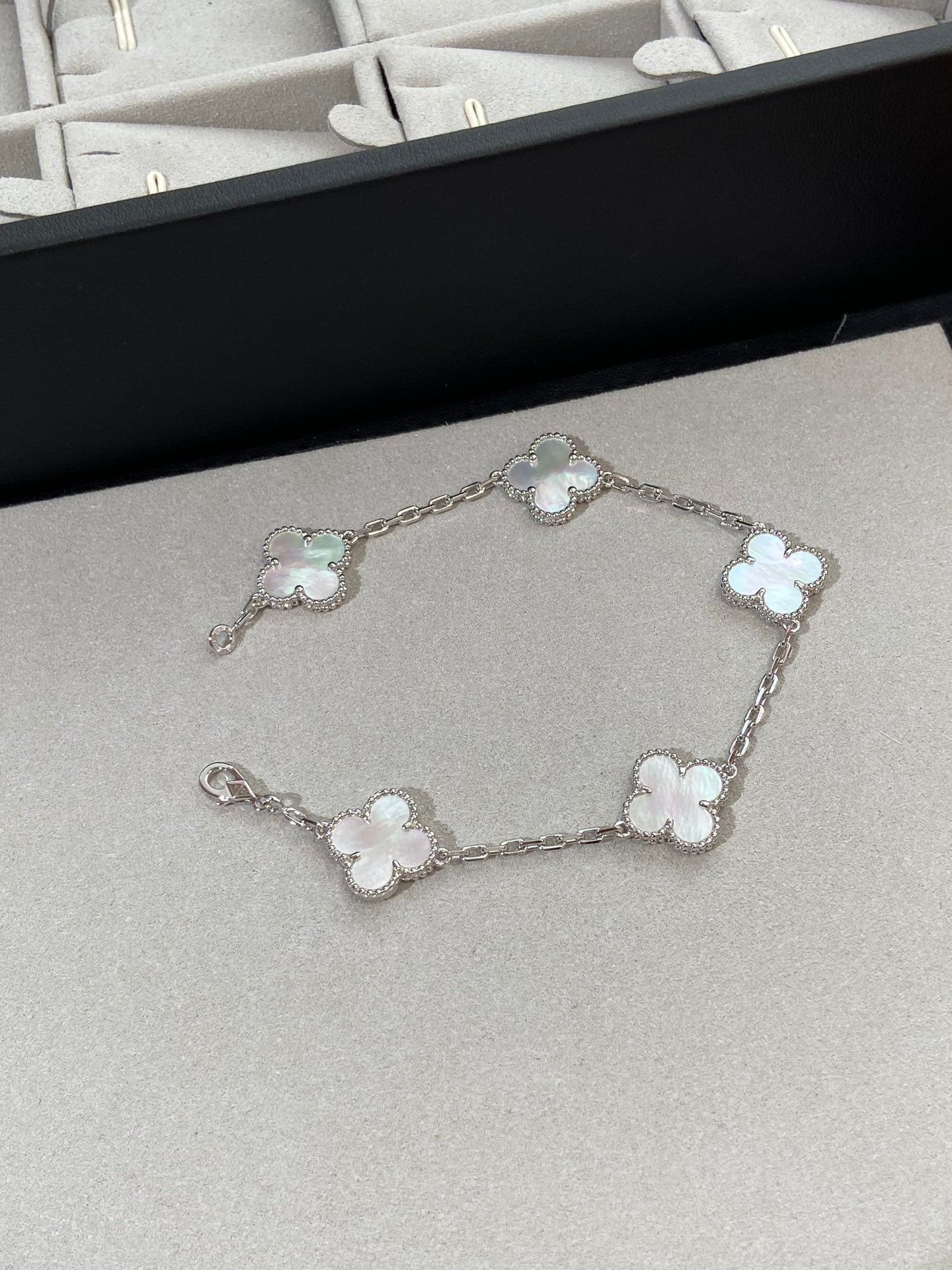 [WZQ]CLOVER SILVER MOP 5 MOTIF BRACELET