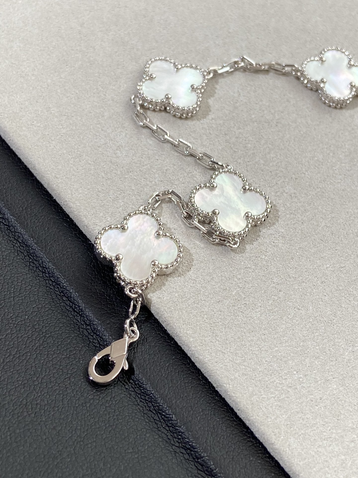 [WZQ]CLOVER SILVER MOP 5 MOTIF BRACELET