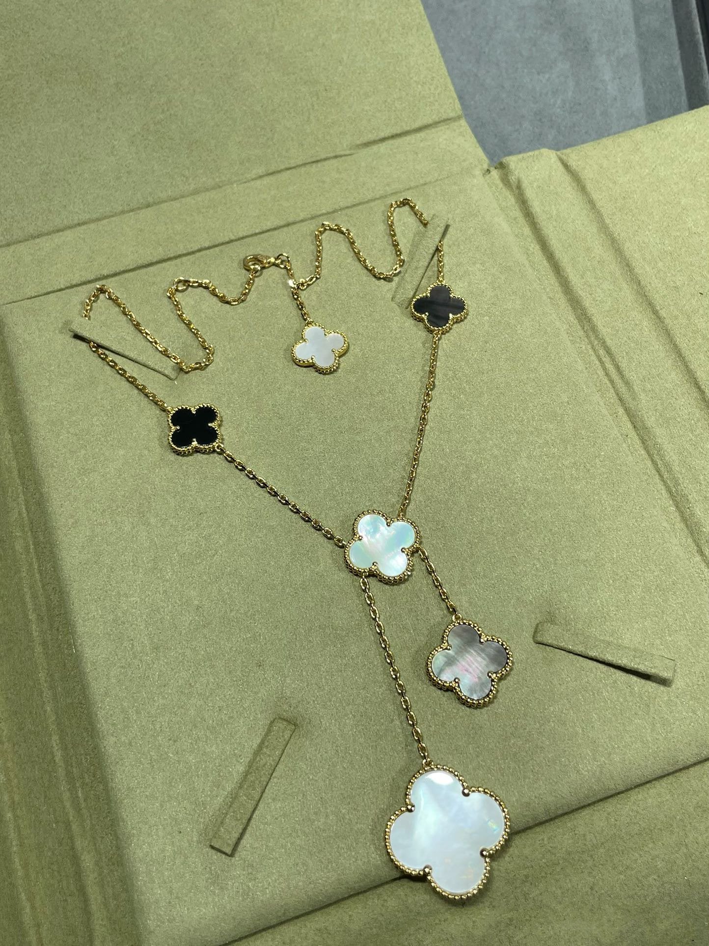 [WZQ]CLOVER 6 MOTIF MOP ONYX GOLD NECKLACE