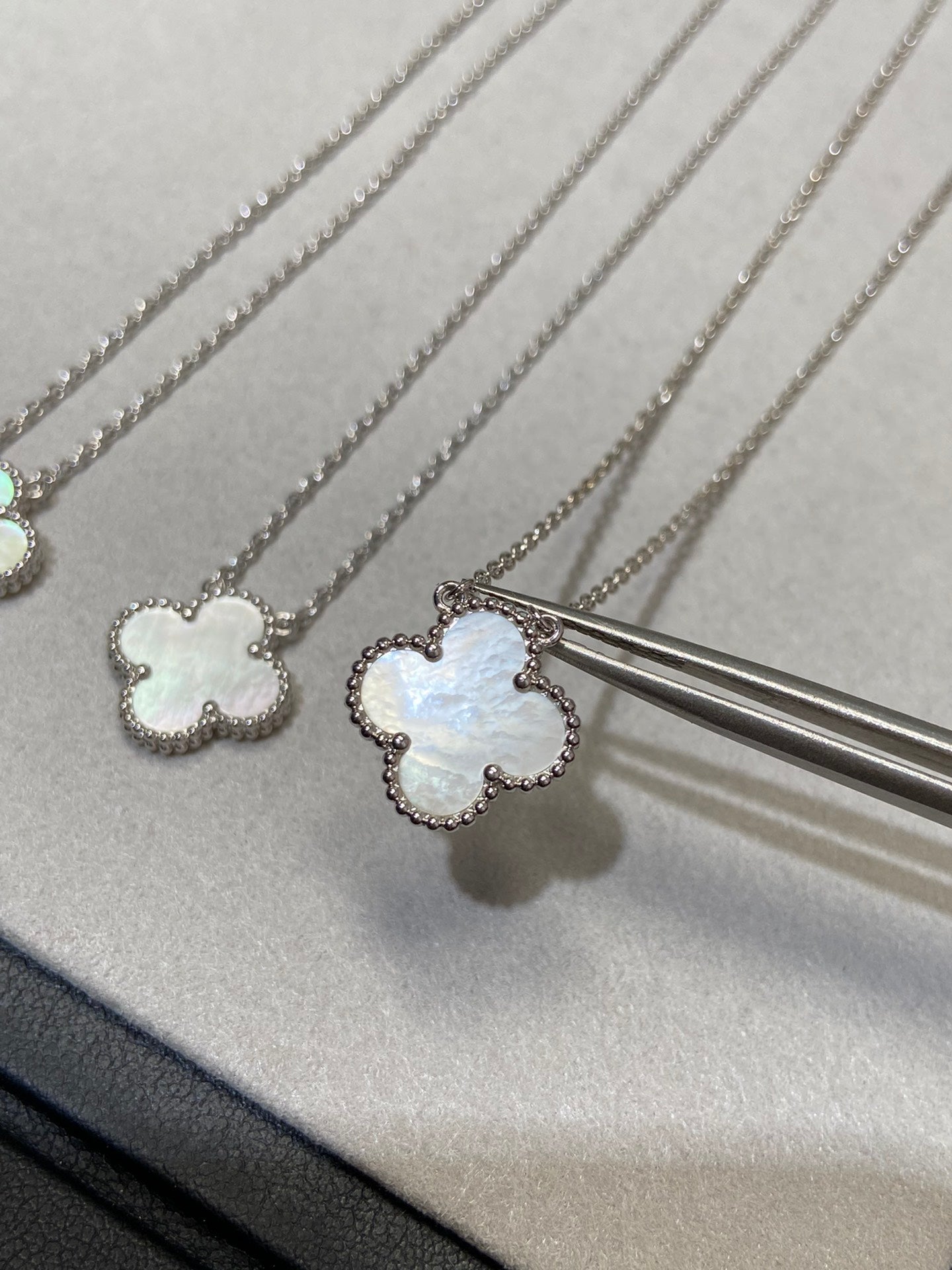 [WZQ]CLOVER MEDIUM SILVER WHITE MOP NECKLACE