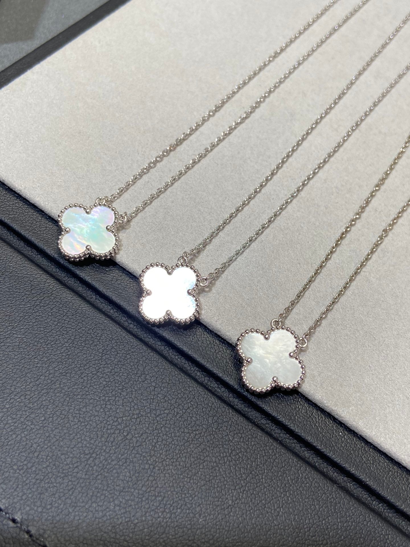 [WZQ]CLOVER MEDIUM SILVER WHITE MOP NECKLACE