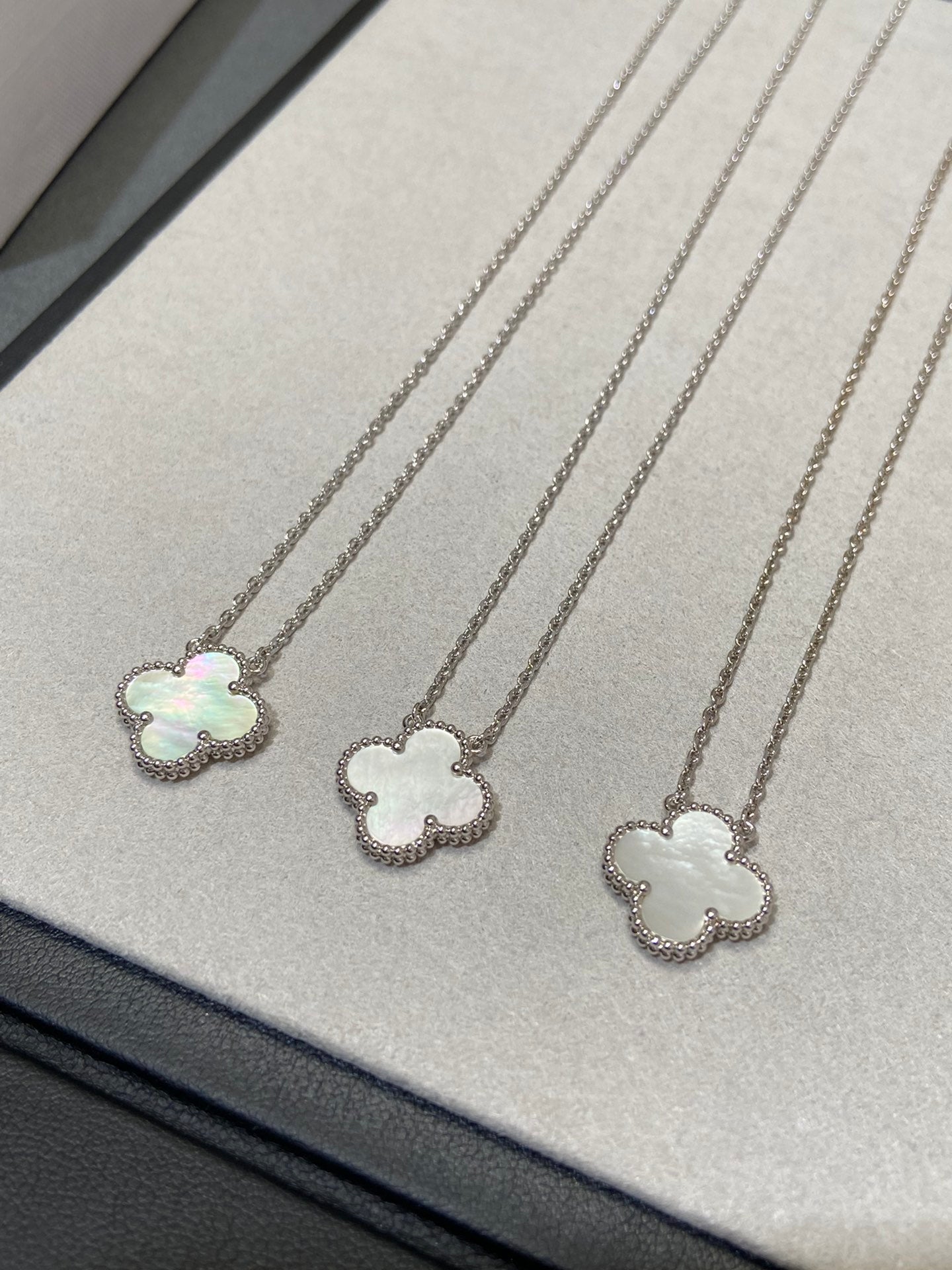 [WZQ]CLOVER MEDIUM SILVER WHITE MOP NECKLACE