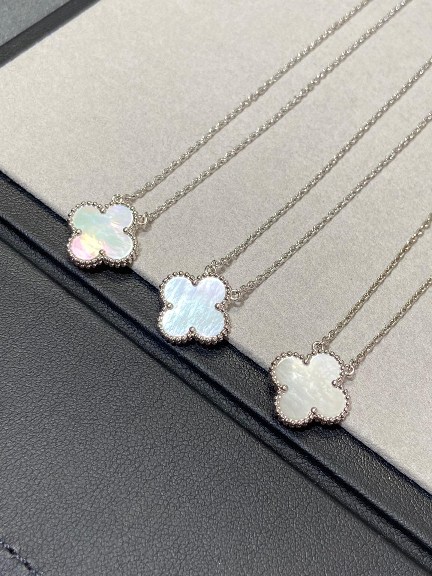 [WZQ]CLOVER MEDIUM SILVER WHITE MOP NECKLACE