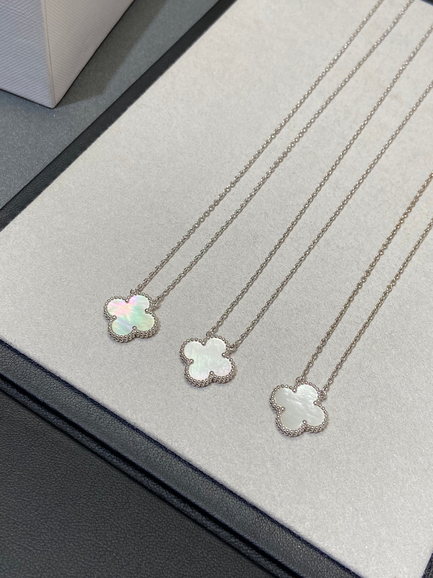 [WZQ]CLOVER MEDIUM SILVER WHITE MOP NECKLACE