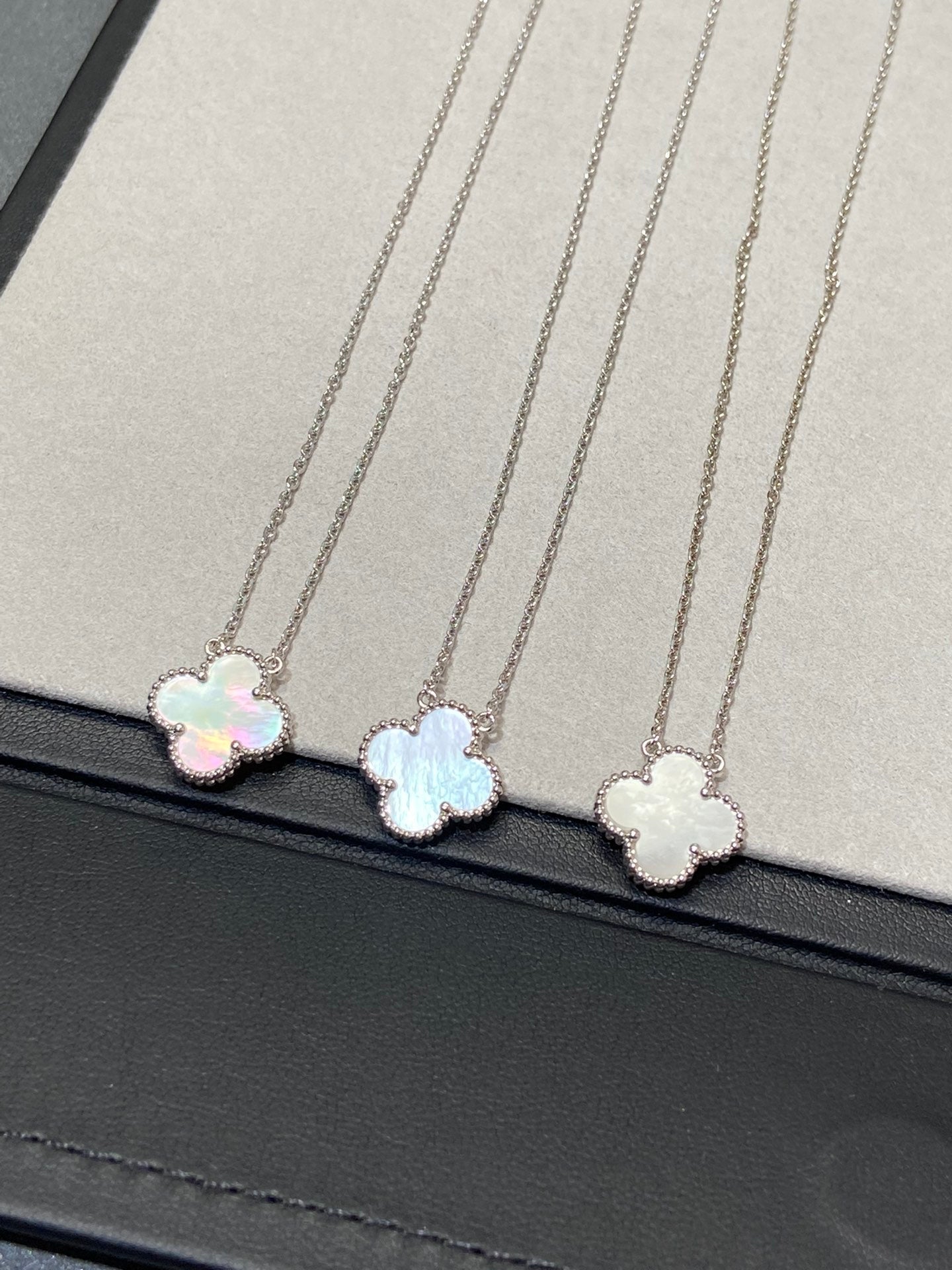 [WZQ]CLOVER MEDIUM SILVER WHITE MOP NECKLACE