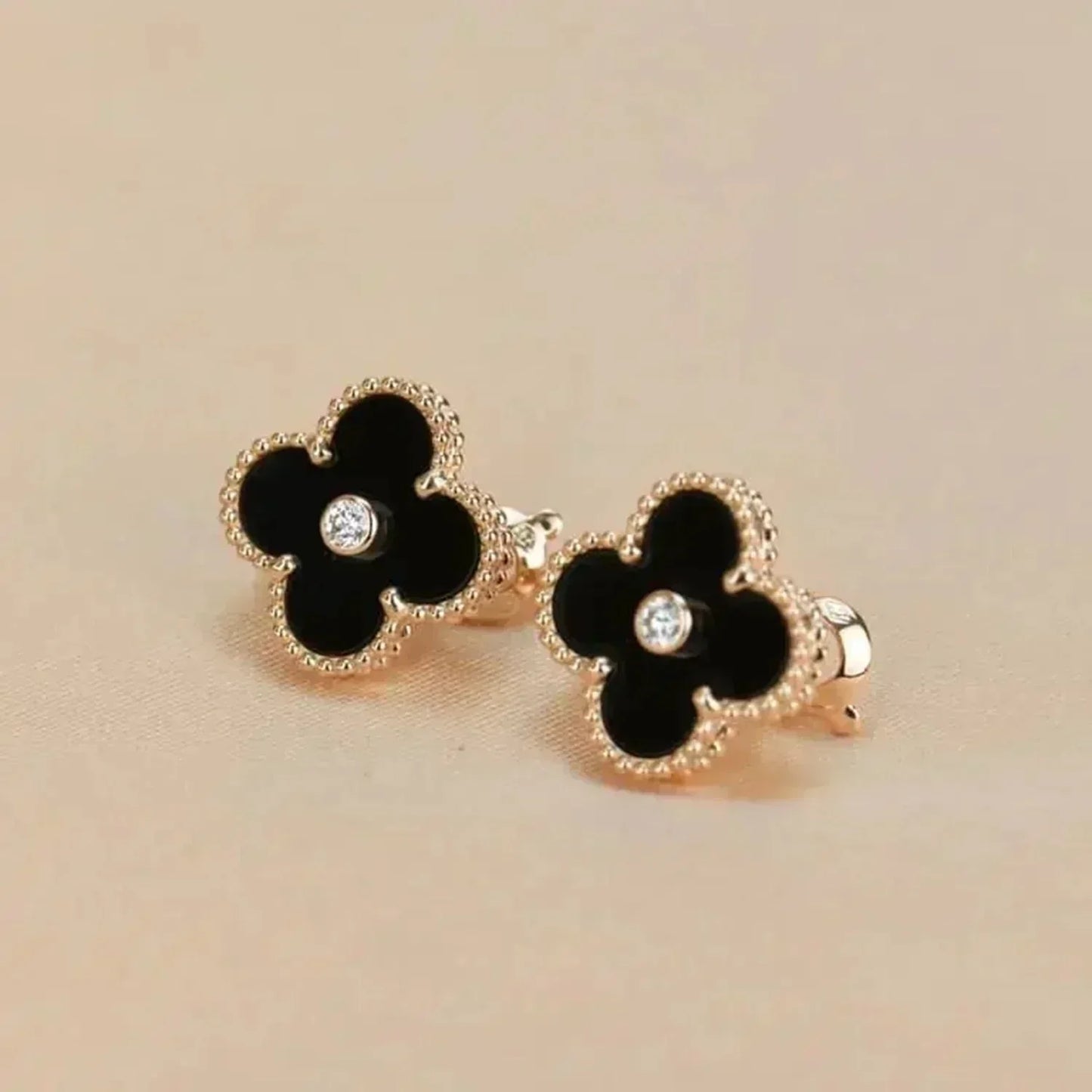 [WZQ]CLOVER MEDIUM 1 MOTIFS ONYX DIAMOND EARRINGS