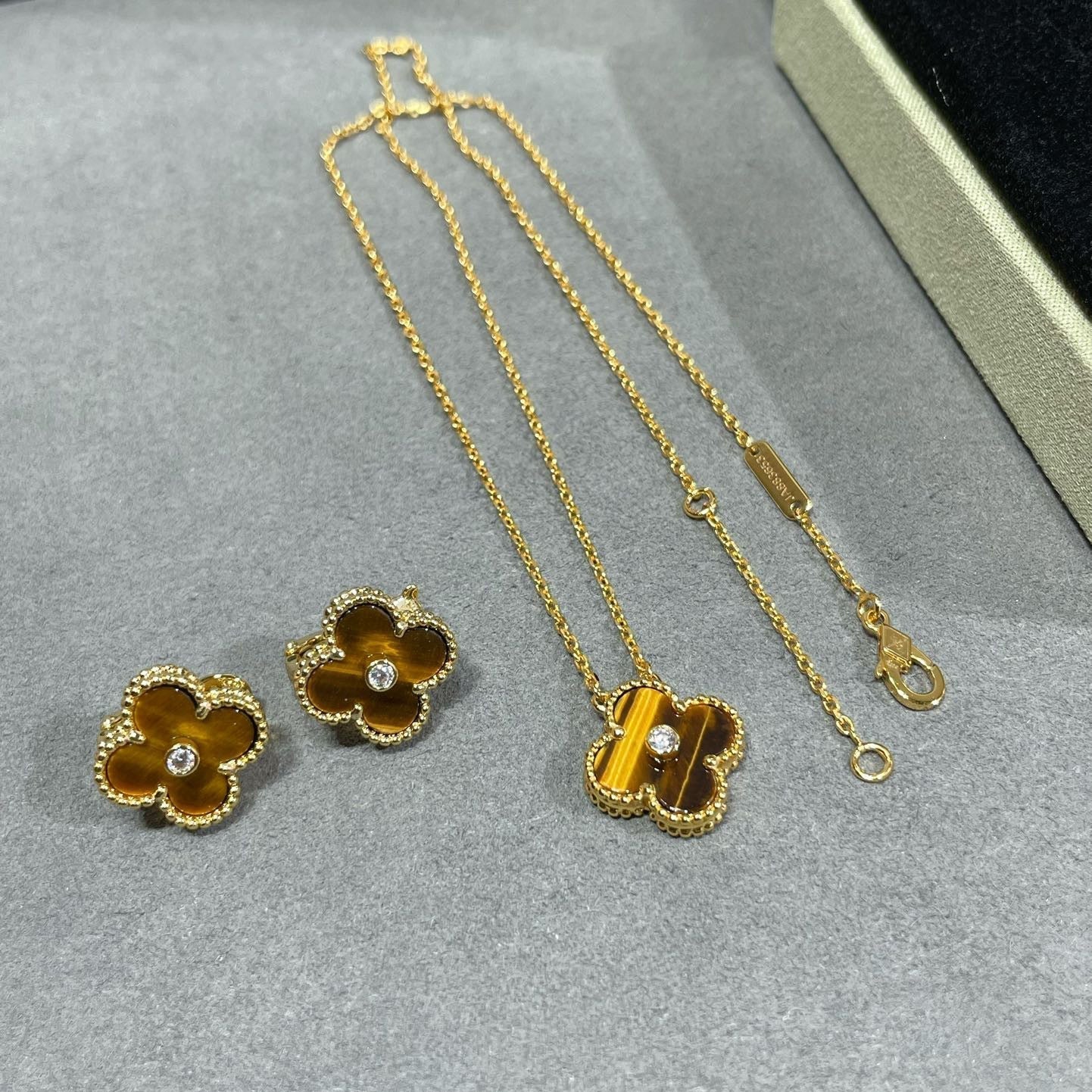 [WZQ]CLOVER 15MM DIAMOND AND YELLOW TIGER'S EYE AGATE necklace