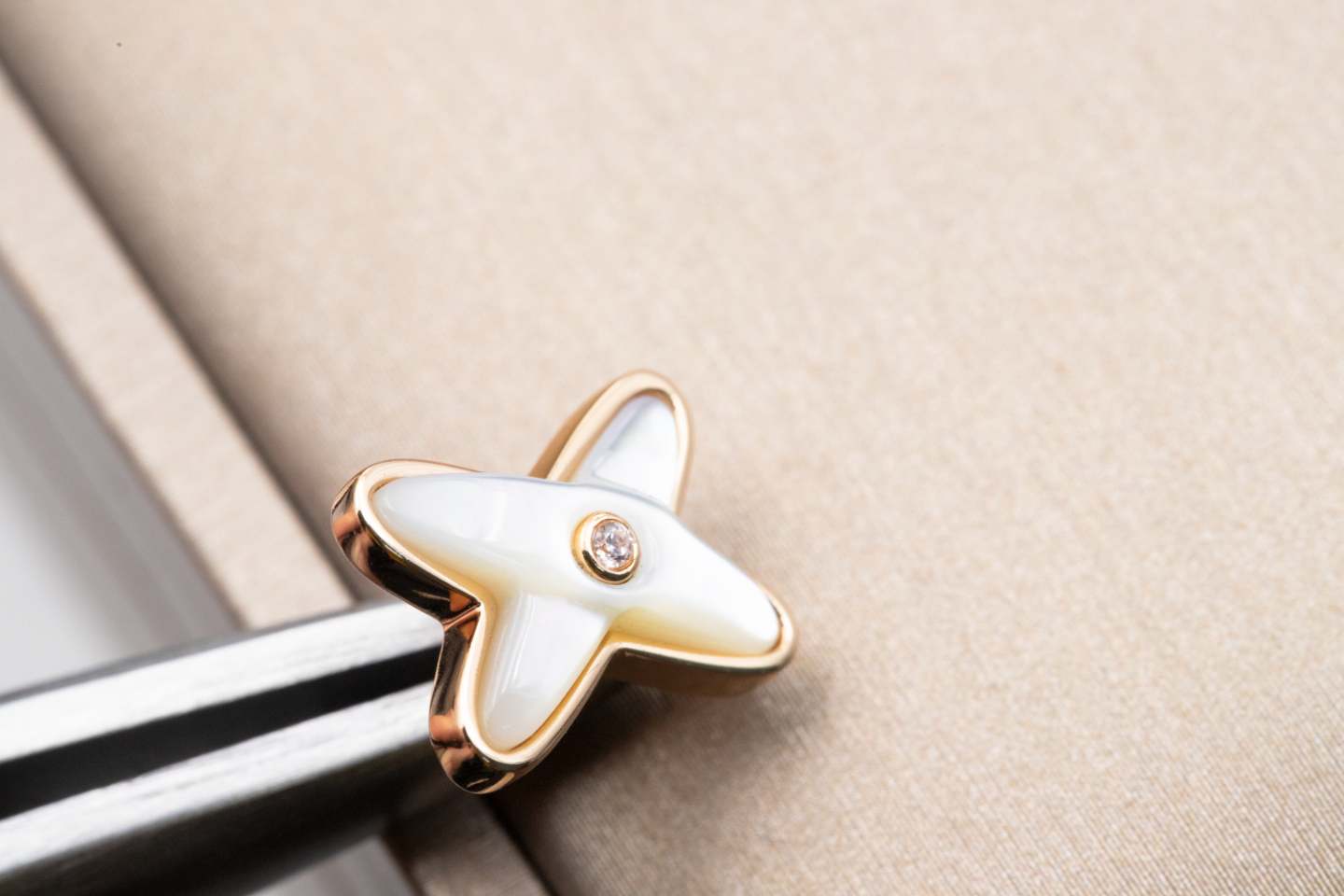 [WZQ]JEUX DE WHITE MOP PINK GOLD DIAMOND EARRINGS